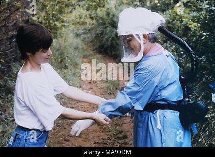 Deux centres de contrôle des maladies (CDC) de la santé publique Préparation costume de confinement pour une étude de terrain à l'hantavirus, 2004. Image courtoisie Centres for Disease Control (CDC). () Banque D'Images