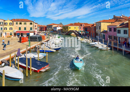 Murano, Italie - 07 octobre 2017 : vue sur le canal San Donato aux maisons colorées, plusieurs bateaux amarrés et seul petit bateau se déplaçant dans l'eau Banque D'Images