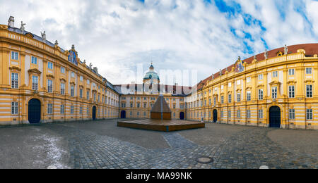 Vue panoramique de la cour de l'Abbaye de Melk en hiver avec de petites plaques de neige sur le toit, bénédictin autrichien Banque D'Images