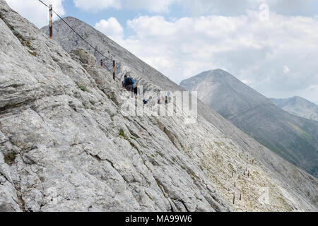 Les montagnes de Pirin, Bulgarie - Août 06, 2017 : Les Randonneurs marchant le long de la crête de Koncheto - une falaise sauvage dans le parc national de Pirin Banque D'Images