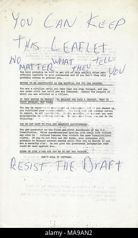 Notice sur lequel une personne a scralled dans l'écriture 'Vous pouvez garder cette notice n'importe ce qu'ils vous disent, résister à l', projet de défense contre le projet au cours de la guerre du Vietnam, San Diego, Californie, 1968. () Banque D'Images