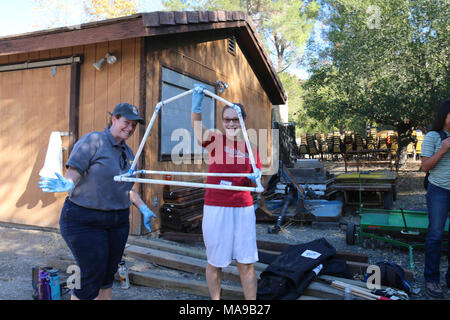 Thogerson Collette avec le Bureau de la faune aquatique et Ventura (à gauche). Les biologistes avec le U.S. Fish and Wildlife Service a fait équipe avec Girl Scouts de centrale de la côte de la Californie le 22 novembre 2015 au Camp Arnaz près de Clayton pour construire des plate-formes flottantes qui seront utilisés par les espèces en light-footed clapper rail dans le comté de Ventura ce printemps. Utilisation d'outils et d'équipe, les filles 10 nids construits à l'aide de la plate-forme des feuilles de palmier et de plates-formes en bois. Les nids seront placés dans des lagunes à base marine Ventura comté avant la saison de nidification au printemps de 2016. Des biologistes de l'assiette n Banque D'Images