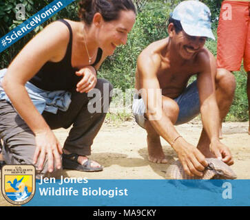 Jen Jones, no ScienceWoman. Jen Jones est biologiste de la faune et de la pêche et de la faune Office de la ville de Yreka. Elle aime passer du temps avec les enfants et leur apprendre à connaître les espèces sauvages et la conservation par l''s reliant les gens avec la nature et la création de programme, d'école avec les élèves les habitats et le personnel de l'école. Elle a dit qu'elle s'est impliquée dans la conservation au cours d'une 6ème année l'excursion pour observer les oiseaux de l'océan à Point Reyes National Seashore et a appris par son professeur que les gens peuvent gagner leur vie de faire cela. Banque D'Images