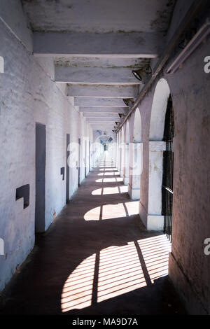 Un long couloir dans l'ancien bâtiment de la prison à l'isolement cellulaire sur le côté. Banque D'Images