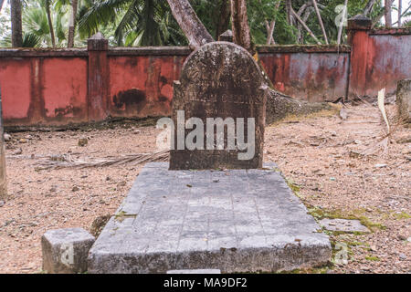 Pierres tombales dans l'ancien cimetière juif de Prague. Une vieille tombe dans un cimetière désaffecté du 19ème siècle dans les îles Andaman. Banque D'Images