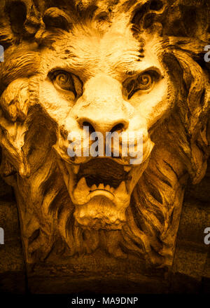 L'Italie, de Turin. Fait de pierre et situé sur un Marble Arch, autour de 300 ans. Ange déchu dans la forme d'un lion rugissant. Banque D'Images