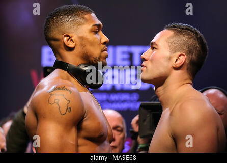 Cardiff, Royaume-Uni. 30 mars, 2018. 03-30-2018, stade Motorpoint arena Cardiff, Cardiff. Anthony Josué V Joseph Parker, titre mondial unifié de lutte face off Anthony Josué V Joseph Parker Crédit : Huw Fairclough/Alamy Live News Banque D'Images