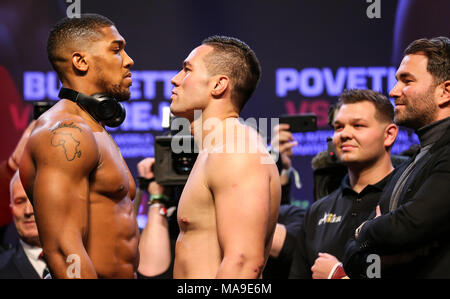 Cardiff, Royaume-Uni. 30 mars, 2018. 03-30-2018, stade Motorpoint arena Cardiff, Cardiff. Anthony Josué V Joseph Parker, titre mondial unifié de lutte face off Anthony Josué V Joseph Parker Crédit : Huw Fairclough/Alamy Live News Banque D'Images