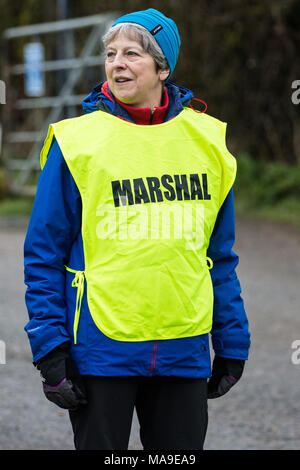 Maidenhead, Royaume-Uni. 30 mars, 2018. Premier ministre Theresa peut agit comme un maréchal à l'assemblée annuelle de Pâques course de bienfaisance 10 Maidenhead le Vendredi saint. Credit : Mark Kerrison/Alamy Live News Banque D'Images