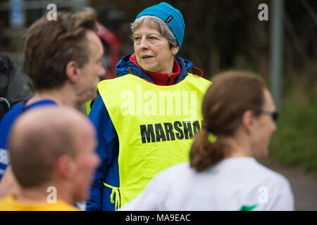 Maidenhead, Royaume-Uni. 30 mars, 2018. Premier ministre Theresa peut agit comme un maréchal à l'assemblée annuelle de Pâques course de bienfaisance 10 Maidenhead le Vendredi saint. Credit : Mark Kerrison/Alamy Live News Banque D'Images