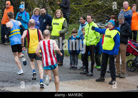 Maidenhead, Royaume-Uni. 30 mars, 2018. Premier ministre Theresa peut agit comme un maréchal à l'assemblée annuelle de Pâques course de bienfaisance 10 Maidenhead le Vendredi saint. Credit : Mark Kerrison/Alamy Live News Banque D'Images