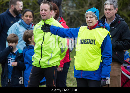 Maidenhead, Royaume-Uni. 30 mars, 2018. Premier ministre Theresa peut agit comme un maréchal à l'assemblée annuelle de Pâques course de bienfaisance 10 Maidenhead le Vendredi saint. Credit : Mark Kerrison/Alamy Live News Banque D'Images