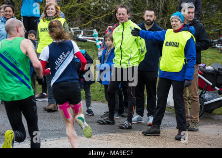 Maidenhead, Royaume-Uni. 30 mars, 2018. Premier ministre Theresa peut agit comme un maréchal à l'assemblée annuelle de Pâques course de bienfaisance 10 Maidenhead le Vendredi saint. Credit : Mark Kerrison/Alamy Live News Banque D'Images