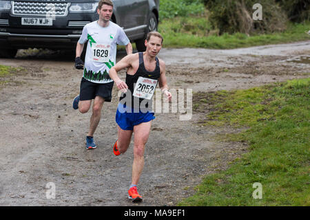 Maidenhead, Royaume-Uni. 30 mars, 2018. Deux des principaux acteurs dans le rapport annuel de Pâques 10 course de bienfaisance de Maidenhead, le Vendredi saint. Credit : Mark Kerrison/Alamy Live News Banque D'Images