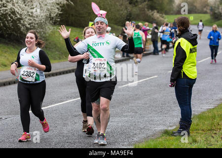 Maidenhead, Royaume-Uni. 30 mars, 2018. Un homme habillé comme un lapin de Pâques dans le rapport annuel de Pâques course de bienfaisance 10 Maidenhead le Vendredi saint. Credit : Mark Kerrison/Alamy Live News Banque D'Images