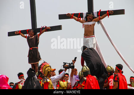 San Fernando, aux Philippines. 30 mars, 2018. Cinquante-huit ans, Ruben Enaje sur la croix pour la 32e année. Le Vendredi Saint crucifixion de l'homme ont eu lieu à Cutud, Pampanga au cours de la célébration de la Semaine Sainte Maleldo annuel. Credit : SOPA/Alamy Images Limited Live News Banque D'Images