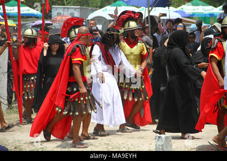 San Fernando, aux Philippines. 30 mars, 2018. Ruben Enaje, 58, promenades au Calvaire Hill à Cutud, Pampanga avant d'être crucifié pour la 32e fois. Le Vendredi Saint crucifixion de l'homme ont eu lieu à Cutud, Pampanga au cours de la célébration de la Semaine Sainte Maleldo annuel. Credit : SOPA/Alamy Images Limited Live News Banque D'Images