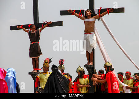 San Fernando, aux Philippines. 30 mars, 2018. Cinquante-huit ans, Ruben Enaje sur la croix pour la 32e année. Le Vendredi Saint crucifixion de l'homme ont eu lieu à Cutud, Pampanga au cours de la célébration de la Semaine Sainte Maleldo annuel. Credit : SOPA/Alamy Images Limited Live News Banque D'Images