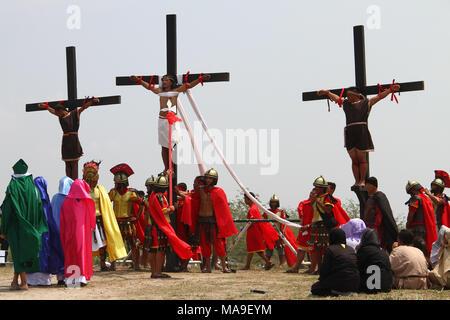 San Fernando, aux Philippines. 30 mars, 2018. Cinquante-huit ans, Ruben Enaje sur la croix pour la 32e année. Le Vendredi Saint crucifixion de l'homme ont eu lieu à Cutud, Pampanga au cours de la célébration de la Semaine Sainte Maleldo annuel. Credit : SOPA/Alamy Images Limited Live News Banque D'Images