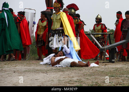 San Fernando, aux Philippines. 30 mars, 2018. Ruben Enaje jette sur le sol après avoir été crucifié pour la 32e fois en Cutud. Le Vendredi Saint crucifixion de l'homme ont eu lieu à Cutud, Pampanga au cours de la célébration de la Semaine Sainte Maleldo annuel. Credit : SOPA/Alamy Images Limited Live News Banque D'Images