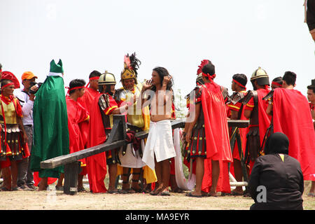 San Fernando, aux Philippines. 30 mars, 2018. Ruben Enaje prépare avant d'être crucifié pour la 32e fois. Le Vendredi Saint crucifixion de l'homme ont eu lieu à Cutud, Pampanga au cours de la célébration de la Semaine Sainte Maleldo annuel. Credit : SOPA/Alamy Images Limited Live News Banque D'Images