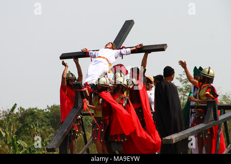 San Fernando, aux Philippines. 30 mars, 2018. Mary Jane Sazon participe à la crucifixion de l'homme pour la septième année Cutud. Le Vendredi Saint crucifixion de l'homme ont eu lieu à Cutud, Pampanga au cours de la célébration de la Semaine Sainte Maleldo annuel. Credit : SOPA/Alamy Images Limited Live News Banque D'Images