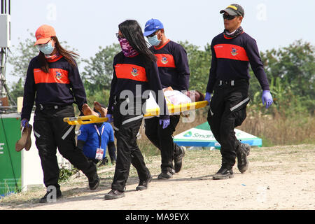 San Fernando, aux Philippines. 30 mars, 2018. Mary Jane Sazon menés par EMT's après plusieurs minutes sur la croix à Cutud. Le Vendredi Saint crucifixion de l'homme ont eu lieu à Cutud, Pampanga au cours de la célébration de la Semaine Sainte Maleldo annuel. Credit : SOPA/Alamy Images Limited Live News Banque D'Images