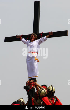 San Fernando, aux Philippines. 30 mars, 2018. Mary Jane Sazon participe à la crucifixion de l'homme pour la septième année Cutud. Le Vendredi Saint crucifixion de l'homme ont eu lieu à Cutud, Pampanga au cours de la célébration de la Semaine Sainte Maleldo annuel. Credit : SOPA/Alamy Images Limited Live News Banque D'Images