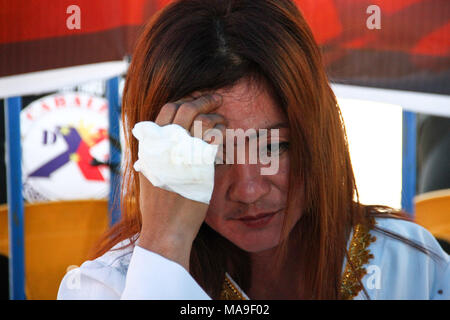 San Fernando, aux Philippines. 30 mars, 2018. Mary Jane Sazon gestes tout en étant intervied par les médias après avoir été crucifié pour la septième fois de Cutud. Le Vendredi Saint crucifixion de l'homme ont eu lieu à Cutud, Pampanga au cours de la célébration de la Semaine Sainte Maleldo annuel. Credit : SOPA/Alamy Images Limited Live News Banque D'Images