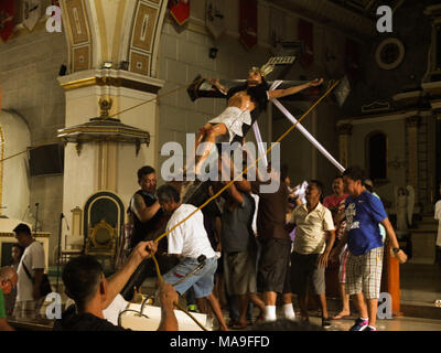 Le 28 mars 2012 - Ville de Navotas, Philippines - Le Santo Entierro a été érigée à l'avant l'autel de l'Église..bon vendredi dans les Philippines se composent de différents rituels comme l'auto flagellation ou infliger de blessure sur le corps. Défilant Jésus-christ répliques de raviver la passion et les souffrances de Jésus Christ. (Crédit Image : © Josefiel Rivera/SOPA des images à l'aide de Zuma sur le fil) Banque D'Images