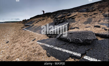 Lieu non identifié Sands, dans le sud du Devon 30 mars 2018. Morceaux de tarmac se trouvent sur la plage après une partie de la route côtière le long des sables bitumineux lieu non identifié a été détruit par les récentes tempêtes. (C) Paul Swinney/Alamy Live News Banque D'Images