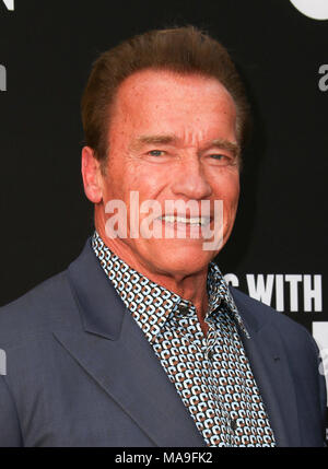 Santa Monica, Ca. Le 11 mai, 2018. Arnold Schwarzenegger arrive au 3e congrès biennal avec une Cause rebelles Fundraiser à Barker Hangar le 11 mai 2016 à Santa Monica, en Californie. Credit : Parisa/media/Alamy. Punch Live News Banque D'Images