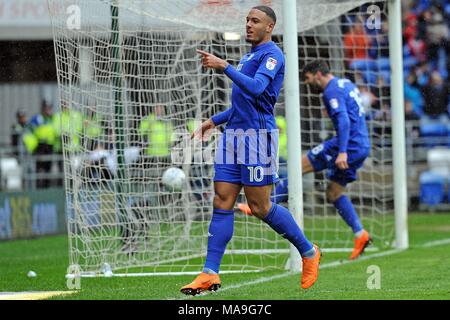 Cardiff, Royaume-Uni. 30 mars, 2018. Kenneth Zohore de Cardiff (10) célèbre après avoir marqué le premier but. Match de championnat Skybet EFL, Cardiff City v Burton Albion au Cardiff City Stadium le vendredi 30 mars 2018. Cette image ne peut être utilisé qu'à des fins rédactionnelles. Usage éditorial uniquement, licence requise pour un usage commercial. Aucune utilisation de pari, de jeux ou d'un seul club/ligue/dvd publications. pic par Carl Robertson/Andrew Orchard la photographie de sport/Alamy live news Banque D'Images