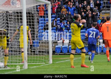 Cardiff, Royaume-Uni. 30 mars, 2018. Nathaniel Mendez-Laing de Cardiff City (dans l'air) célèbre après qu'il scores Cardiff deuxième but du jeu. Match de championnat Skybet EFL, Cardiff City v Burton Albion au Cardiff City Stadium le vendredi 30 mars 2018. Cette image ne peut être utilisé qu'à des fins rédactionnelles. Usage éditorial uniquement, licence requise pour un usage commercial. Aucune utilisation de pari, de jeux ou d'un seul club/ligue/dvd publications. pic par Carl Robertson/Andrew Orchard la photographie de sport/Alamy live news Banque D'Images