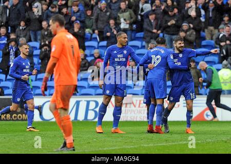 Cardiff, Royaume-Uni. 30 mars, 2018. La ville de Cardiff Callum Paterson (à droite) célèbre avec coéquipiers après avoir marqué le troisième but de Cardiff. Match de championnat Skybet EFL, Cardiff City v Burton Albion au Cardiff City Stadium le vendredi 30 mars 2018. Cette image ne peut être utilisé qu'à des fins rédactionnelles. Usage éditorial uniquement, licence requise pour un usage commercial. Aucune utilisation de pari, de jeux ou d'un seul club/ligue/dvd publications. pic par Carl Robertson/Andrew Orchard la photographie de sport/Alamy live news Banque D'Images