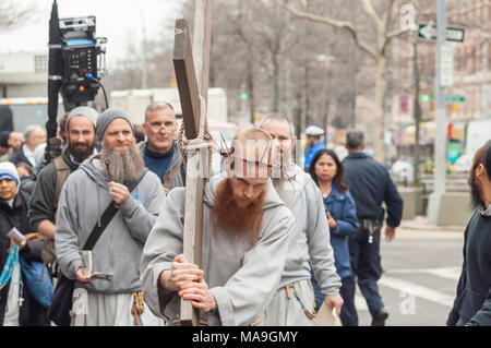 New York, USA. 30 mars, 2018. Les paroissiens et les membres du clergé de les Frères Franciscains du Renouveau se rassembler à Harlem à New York pour leur Chemin de Croix, témoin de marche le Vendredi saint, le 30 mars 2018. La procession commence au couvent d'Harlem et se termine plusieurs heures plus tard à la Saint-crépin Friary dans le Bronx où un service du Vendredi Saint a lieu. Crédit : Richard Levine/Alamy Live News Banque D'Images