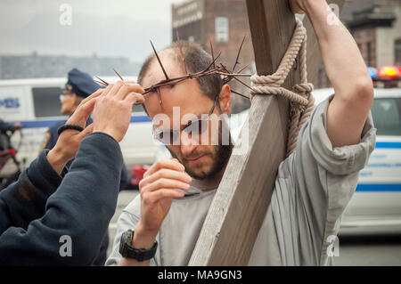 New York, USA. 30 mars, 2018. Les paroissiens et les membres du clergé de les Frères Franciscains du Renouveau se rassembler à Harlem à New York pour leur Chemin de Croix, témoin de marche le Vendredi saint, le 30 mars 2018. La procession commence au couvent d'Harlem et se termine plusieurs heures plus tard à la Saint-crépin Friary dans le Bronx où un service du Vendredi Saint a lieu. Crédit : Richard Levine/Alamy Live News Banque D'Images