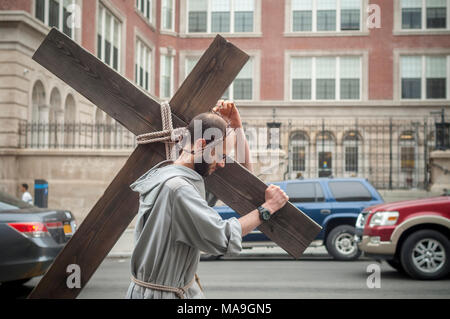 New York, USA. 30 mars, 2018. Les paroissiens et les membres du clergé de les Frères Franciscains du Renouveau se rassembler à Harlem à New York pour leur Chemin de Croix, témoin de marche le Vendredi saint, le 30 mars 2018. La procession commence au couvent d'Harlem et se termine plusieurs heures plus tard à la Saint-crépin Friary dans le Bronx où un service du Vendredi Saint a lieu. Crédit : Richard Levine/Alamy Live News Banque D'Images