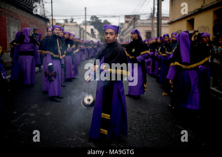 Guatemala City, Guatemala. 30 mars 2018, le Guatemala, Guatemala City : Un participant de l'encens pendant la procession de l'église La Merced" le vendredi saint. Cette procession est l'une des plus anciennes de la capitale guatémaltèque. Photo : Eduardo Maldonado/dpa Banque D'Images