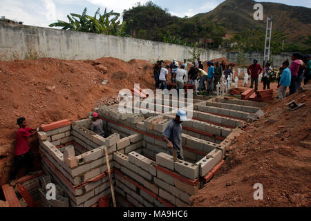 Valencia, Carabobo, Venezuela. 30Th Mar, 2018. Le 30 mars 2018. La famille et les amis en transporter un cercueil après l'autre des 68 personnes décédées dans le cachot de la police de l'état, d'être enterré dans le cimetière municipal, à Valence, l'État de Carabobo. Photo : Juan Carlos Hernandez Crédit : Juan Carlos Hernandez/ZUMA/Alamy Fil Live News Banque D'Images