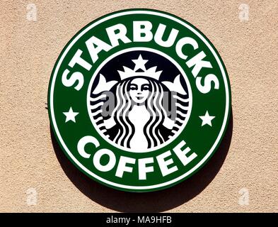 Fichier. 30Th Mar, 2018. Une décision d'un juge de la cour supérieure de Californie à Los Angeles pourrait affecter des milliers de cafés Starbucks, y compris 7-Eleven et même votre station-service locale. Les boutiques peuvent avoir à mettre en place un avertissement qui indique à ses clients il y a un risque possible de cancer liés à leur matin secousse de java. La cour a déclaré que les entreprises 'n'ont pas respecté leur fardeau de preuve sur leur niveau de risque significatif d'autres moyen de défense affirmatif" et s'est prononcé contre eux. Sur la photo : Oct 14, 2006 ; Dana Point, Californie, USA ; Le détaillant de café, Starbucks a déjà 3 452 st de détail Banque D'Images