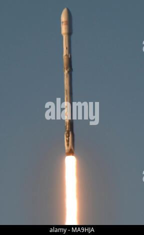 Vandenberg Air Force Base, en Californie. 30 mars, 2018. 3-30-18. Vandenberg AFB CA. SpaceX's cinquième lancement pour l'Iridium Communications mobiles mis à niveau ont eu lieu à 7:13 h HAP (10:13 HAE ; 1413 GMT) Vendredi Vandenberg Air Force Base, en Californie. La fusée Falcon 9 a volé avec une première étape, mais réutilisés SpaceX n'avait pas l'intention de récupérer le rappel après le lancement vendredi. Photo par Gene Blevins/LA DailyNews/ZumaPress. Credit : Gene Blevins/ZUMA/Alamy Fil Live News Banque D'Images