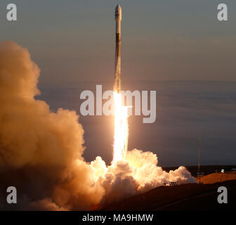 Vandenberg Air Force Base, en Californie. 30 mars, 2018. 3-30-18. Vandenberg AFB CA. SpaceX's cinquième lancement pour l'Iridium Communications mobiles mis à niveau ont eu lieu à 7:13 h HAP (10:13 HAE ; 1413 GMT) Vendredi Vandenberg Air Force Base, en Californie. La fusée Falcon 9 a volé avec une première étape, mais réutilisés SpaceX n'avait pas l'intention de récupérer le rappel après le lancement vendredi. Photo par Gene Blevins/LA DailyNews/ZumaPress. Credit : Gene Blevins/ZUMA/Alamy Fil Live News Banque D'Images