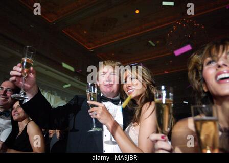 Palm Beach, Floride, USA. 1er janvier 2007. 123104 rencontré bindels 3D11 -- photo personnel par Uma Sanghvi/Le Palm Beach Post. 12-31-04. PALM BEACH. Pour l'histoire PAR BINDELS. Donald Trump et fiancé modèle Melania Knauss slovène le nouvel an grillé au Mar-a-Lago's New Year's Eve Gala. La célébration a eu lieu dans la nouvelle salle des fêtes où la paire va se marier en janvier. La nouvelle salle des fêtes au prix de 35 millions de dollars et a été construit dans un Versailles-inspiré style Louis XIV, y compris plusieurs lustres en cristal tchèques. À PALM BEACH,-0779, MARTIN, ST. LUCIE, INDIAN RIVER ET OKEECHOBEE COMTÉS DE FLORI Banque D'Images