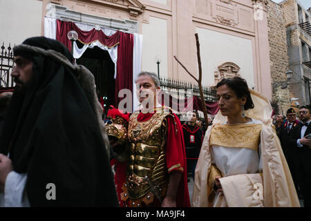 Palerme, Sicile, Italie. 30Th Mar, 2018. Sortie acteurs l'église avant le début de la procession religieuse. Sur le Vendredi saint avant Pâques de nombreuses processions emplissent les rues de Palerme, la capitale de la région de Sicile en Italie. Les célébrations religieuses sont très importants moments sentir parmi la population. La procession du Vendredi saint ont normalement deux chiffres Jésus et la Sainte Vierge Marie. à visiter autre quartier de crédit : ZUMA Press, Inc./Alamy Live News Banque D'Images