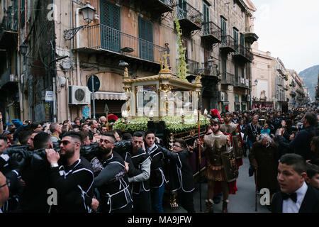 Palerme, Sicile, Italie. 30Th Mar, 2018. Un cercueil contenant une figure de Jésus passe à travers les rues de Palerme, suivie de fidèles chrétiens. Sur le Vendredi saint avant Pâques de nombreuses processions emplissent les rues de Palerme, la capitale de la région de Sicile en Italie. Les célébrations religieuses sont très importants moments sentir parmi la population. La procession du Vendredi saint ont normalement deux chiffres Jésus et la Sainte Vierge Marie. Credit : ZUMA Press, Inc./Alamy Live News Banque D'Images