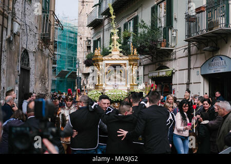 Palerme, Sicile, Italie. 30Th Mar, 2018. Un cercueil contenant une figure de Jésus passe à travers les rues de Palerme, suivie de fidèles chrétiens. Sur le Vendredi saint avant Pâques de nombreuses processions emplissent les rues de Palerme, la capitale de la région de Sicile en Italie. Les célébrations religieuses sont très importants moments sentir parmi la population. La procession du Vendredi saint ont normalement deux chiffres Jésus et la Sainte Vierge Marie. Credit : ZUMA Press, Inc./Alamy Live News Banque D'Images