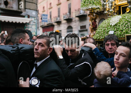 Palerme, Sicile, Italie. 30Th Mar, 2018. Membre de la communauté choisie sont vus en maintenant sur l'épaule de la statue de la Sainte Vierge Marie. Sur le Vendredi saint avant Pâques de nombreuses processions emplissent les rues de Palerme, la capitale de la région de Sicile en Italie. Les célébrations religieuses sont très importants moments sentir parmi la population. La procession du Vendredi saint ont normalement deux chiffres Jésus et la Sainte Vierge Marie. à crédit : visi ZUMA Press, Inc./Alamy Live News Banque D'Images