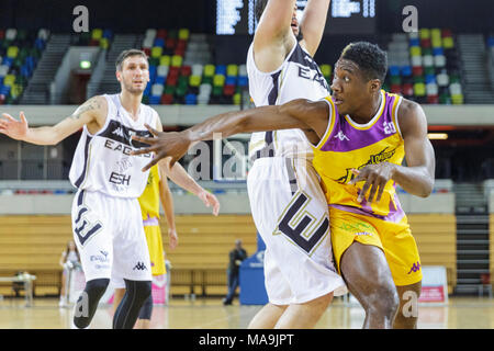 Boîte de cuivre Arena, London, le 30 mars 2018. Les Lions' Jerelle Okoro (20) passe le ballon. pousse le ballon dans le panier. Les tensions exacerbées dans la British Basketball League (BBL) match entre l'équipe d'accueil et les invités Lions Londres Newcastle blanche. Les Lions Londres 96-84 win. Credit : Imageplotter News et Sports/Alamy Live News Banque D'Images