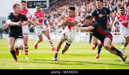 Saint Helens's Regan Grace est abordé par Wigan Warriors's Josh Woods 30 MARS 2018 , totalement méchant Stadium , Merseyside, Angleterre ; Betfred Super League rugby, ronde 8, St Helens v Wigan Warriors. Banque D'Images